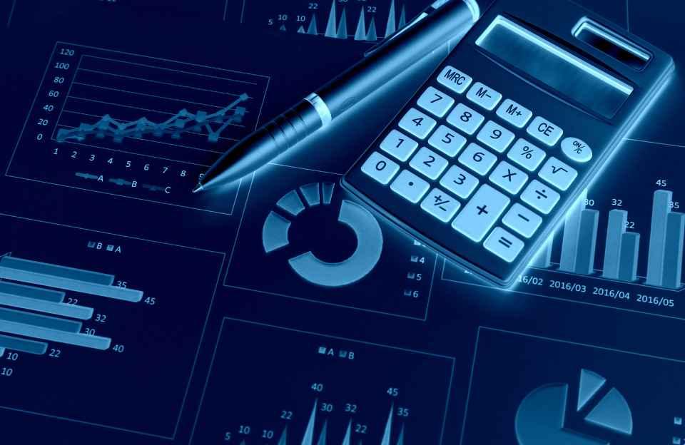 Olhar Financeiro Imagem de uma tela LCD com diversos gráficos financeiros com uma calculadora e caneta apoias sobre ela, remetendo a ideia de cuidados com as finanças pessoais.